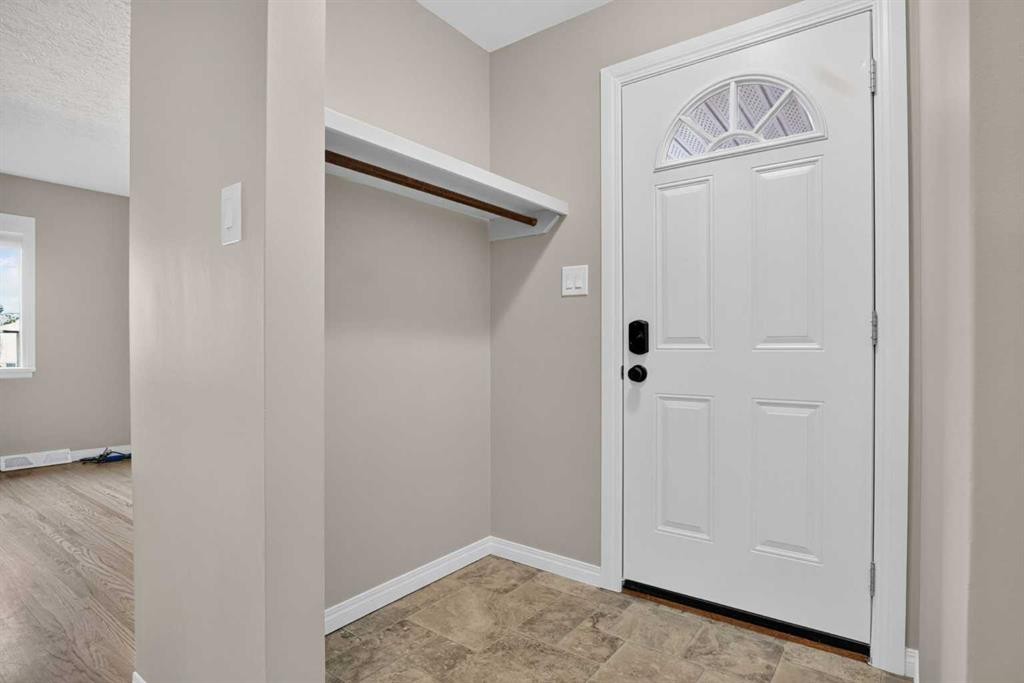 136 41 Avenue Nw, Calgary, AB - Indoor Photo Showing Other Room