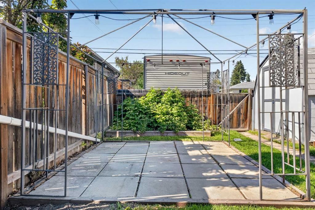 136 41 Avenue Nw, Calgary, AB - Outdoor