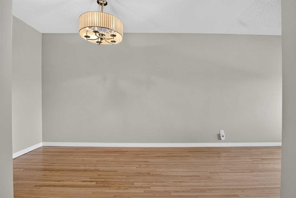 136 41 Avenue Nw, Calgary, AB - Indoor Photo Showing Other Room