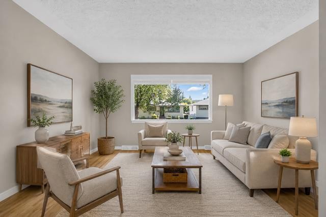 136 41 Avenue Nw, Calgary, AB - Indoor Photo Showing Living Room