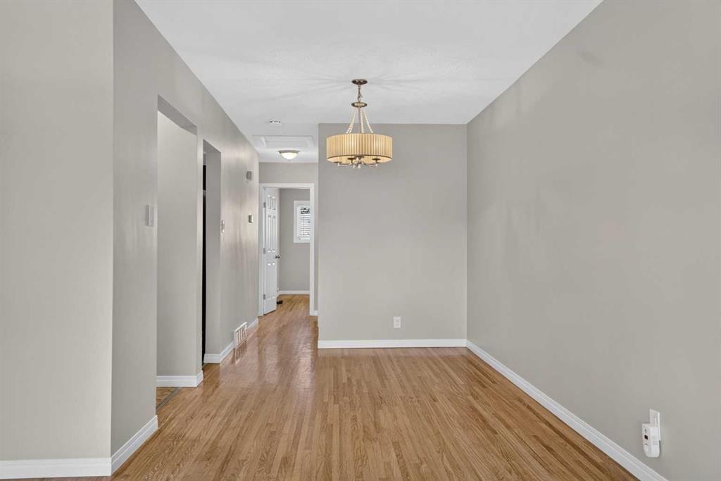 136 41 Avenue Nw, Calgary, AB - Indoor Photo Showing Other Room