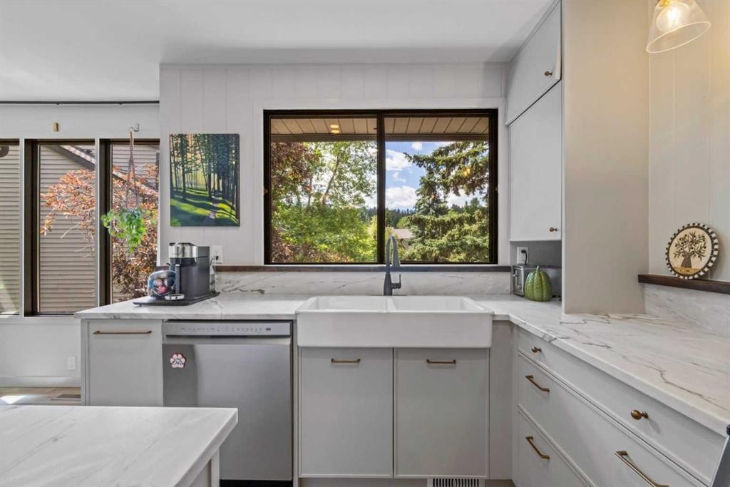 16-140 Point Drive Nw, Calgary, AB - Indoor Photo Showing Kitchen