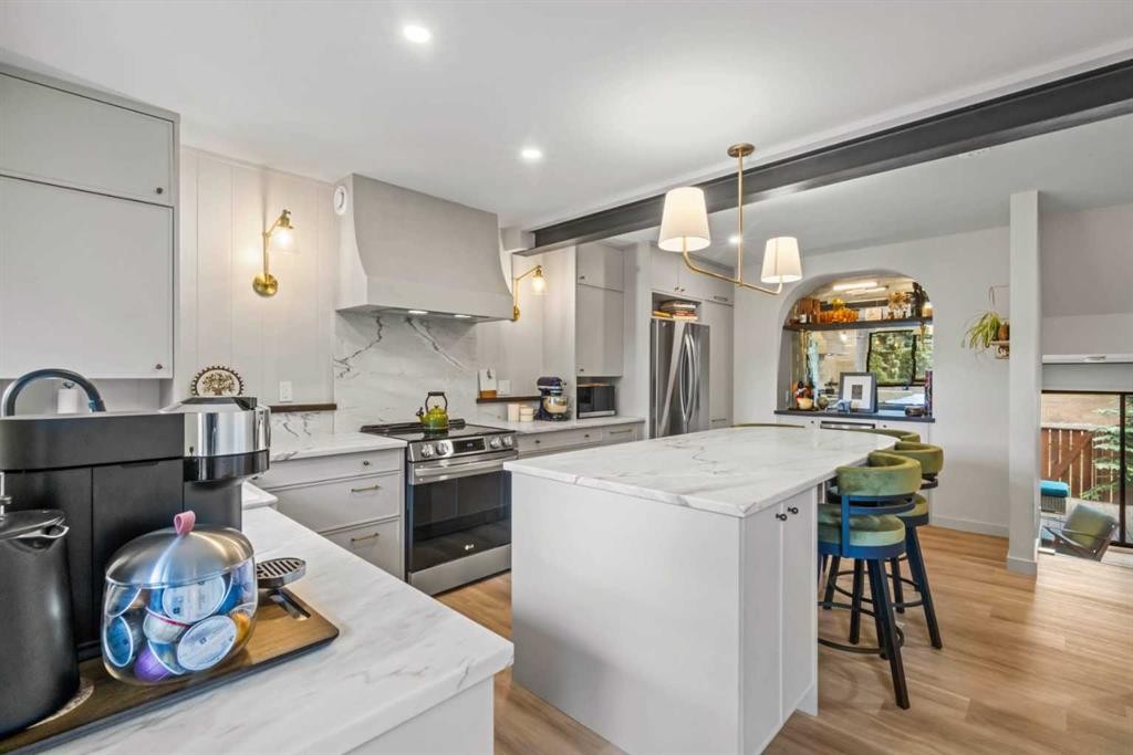 16-140 Point Drive Nw, Calgary, AB - Indoor Photo Showing Kitchen With Upgraded Kitchen