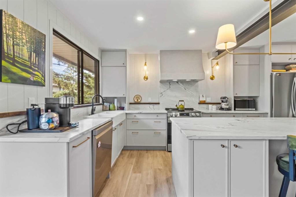 16-140 Point Drive Nw, Calgary, AB - Indoor Photo Showing Kitchen With Upgraded Kitchen