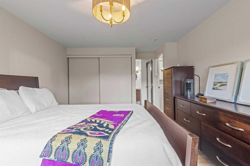 16-140 Point Drive Nw, Calgary, AB - Indoor Photo Showing Bedroom