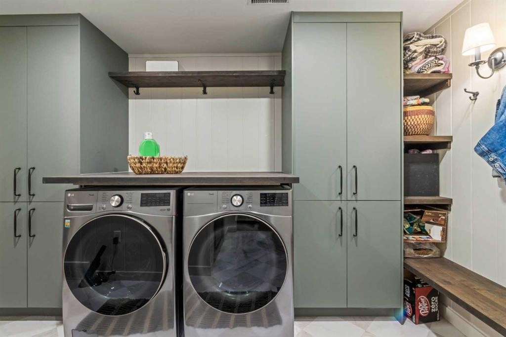 16-140 Point Drive Nw, Calgary, AB - Indoor Photo Showing Laundry Room