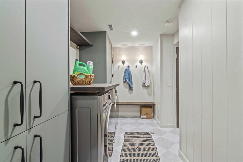 16-140 Point Drive Nw, Calgary, AB - Indoor Photo Showing Laundry Room
