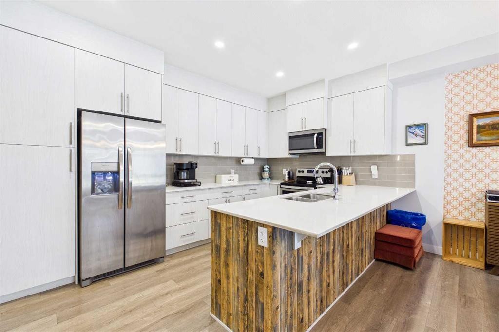 906 Sage Meadows Gardens Nw, Calgary, AB - Indoor Photo Showing Kitchen With Double Sink