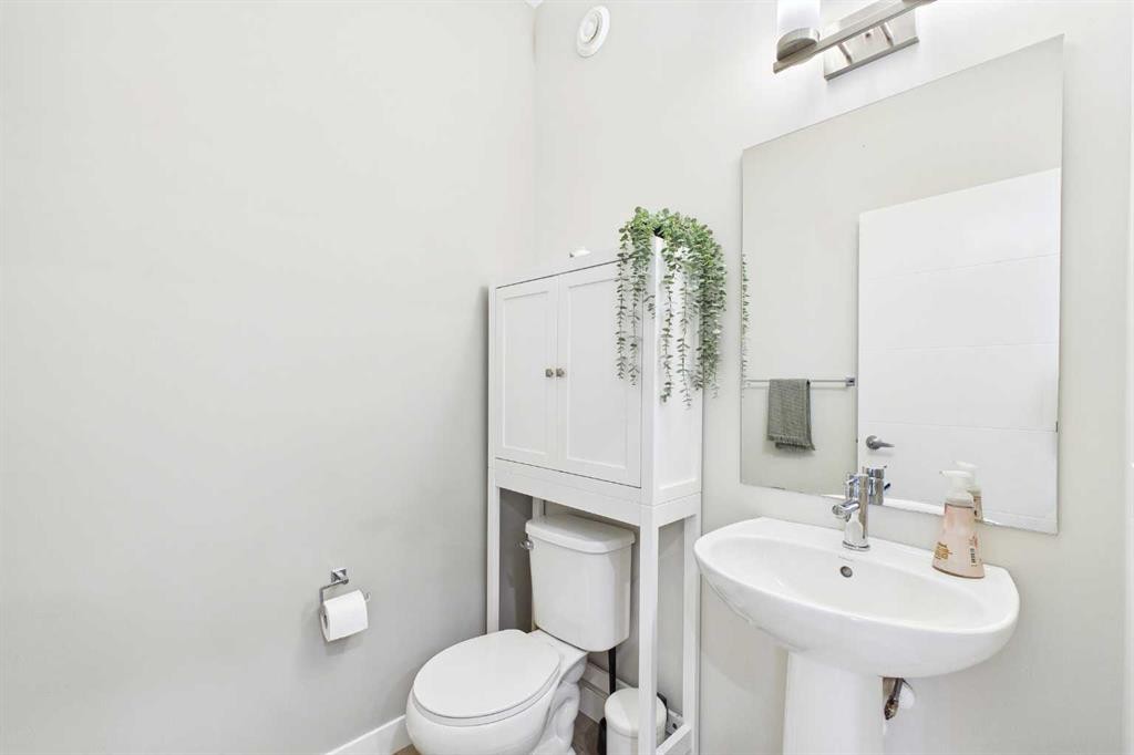 906 Sage Meadows Gardens Nw, Calgary, AB - Indoor Photo Showing Bathroom