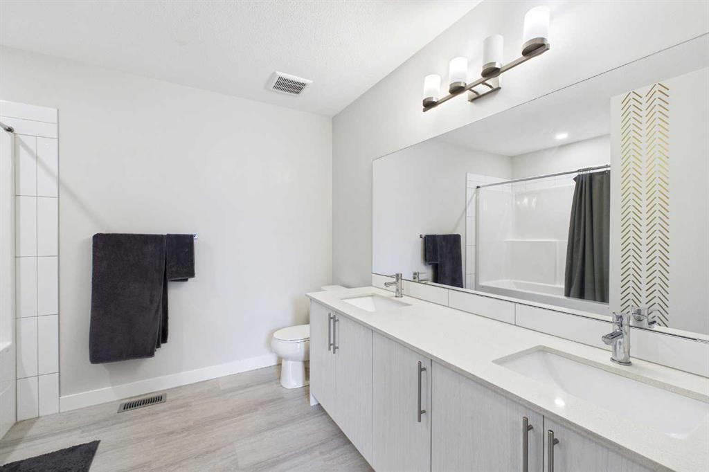 906 Sage Meadows Gardens Nw, Calgary, AB - Indoor Photo Showing Bathroom
