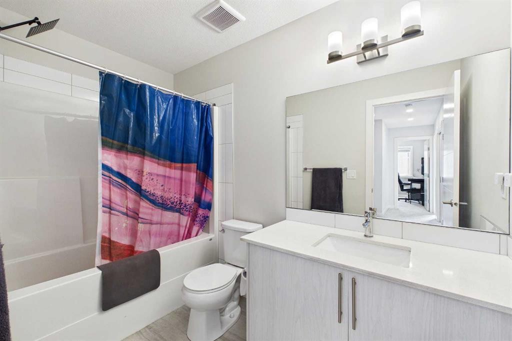 906 Sage Meadows Gardens Nw, Calgary, AB - Indoor Photo Showing Bathroom