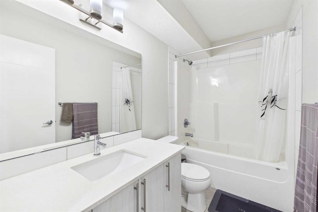 906 Sage Meadows Gardens Nw, Calgary, AB - Indoor Photo Showing Bathroom