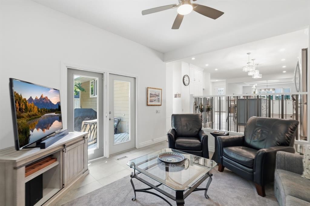124 Cantrell Place Sw, Calgary, AB - Indoor Photo Showing Living Room