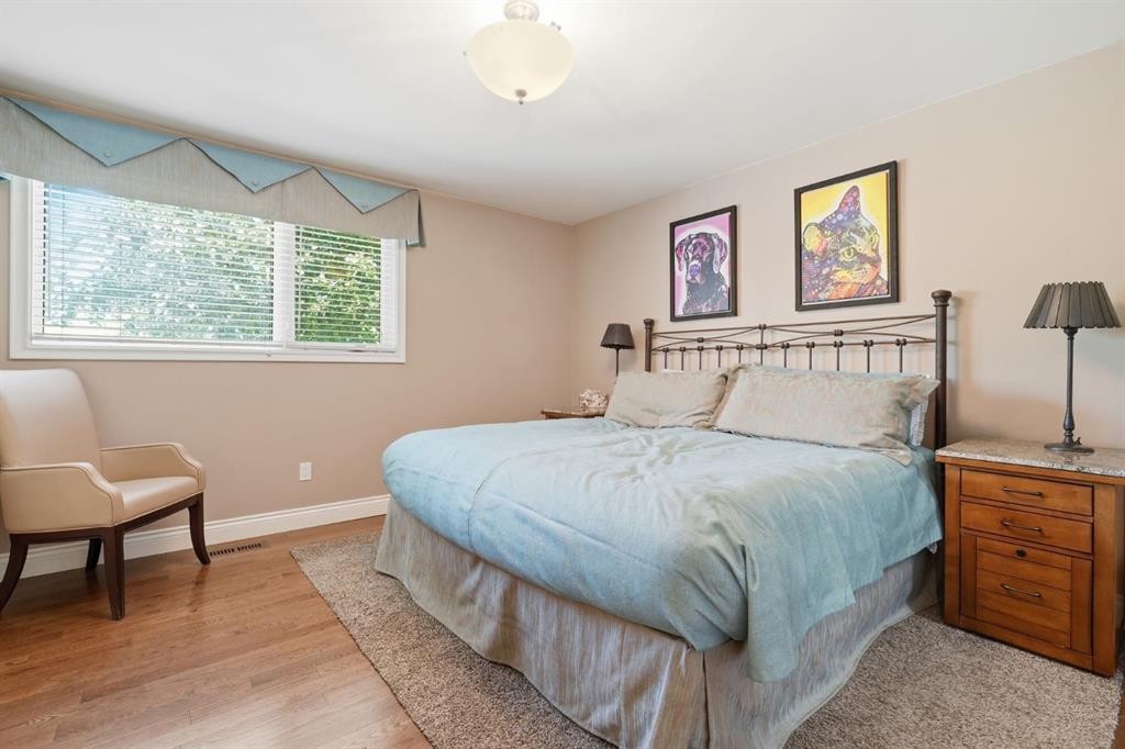 124 Cantrell Place Sw, Calgary, AB - Indoor Photo Showing Bedroom