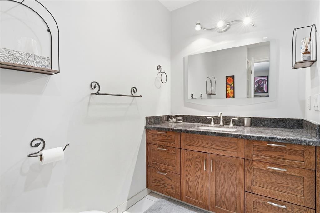 124 Cantrell Place Sw, Calgary, AB - Indoor Photo Showing Bathroom