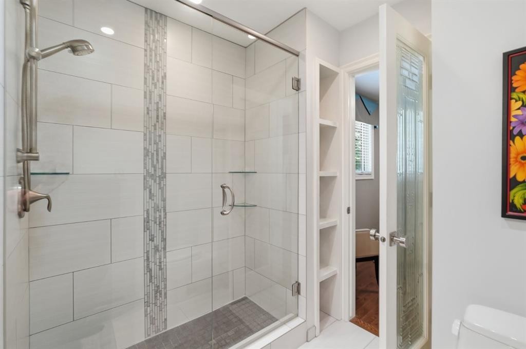 124 Cantrell Place Sw, Calgary, AB - Indoor Photo Showing Bathroom