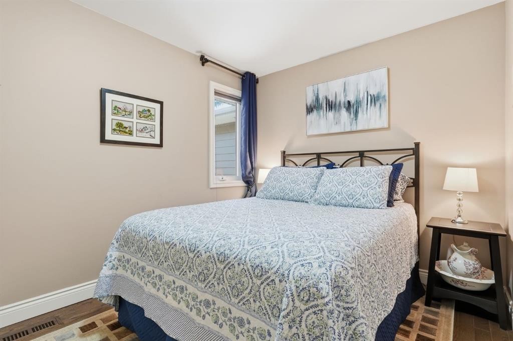 124 Cantrell Place Sw, Calgary, AB - Indoor Photo Showing Bedroom