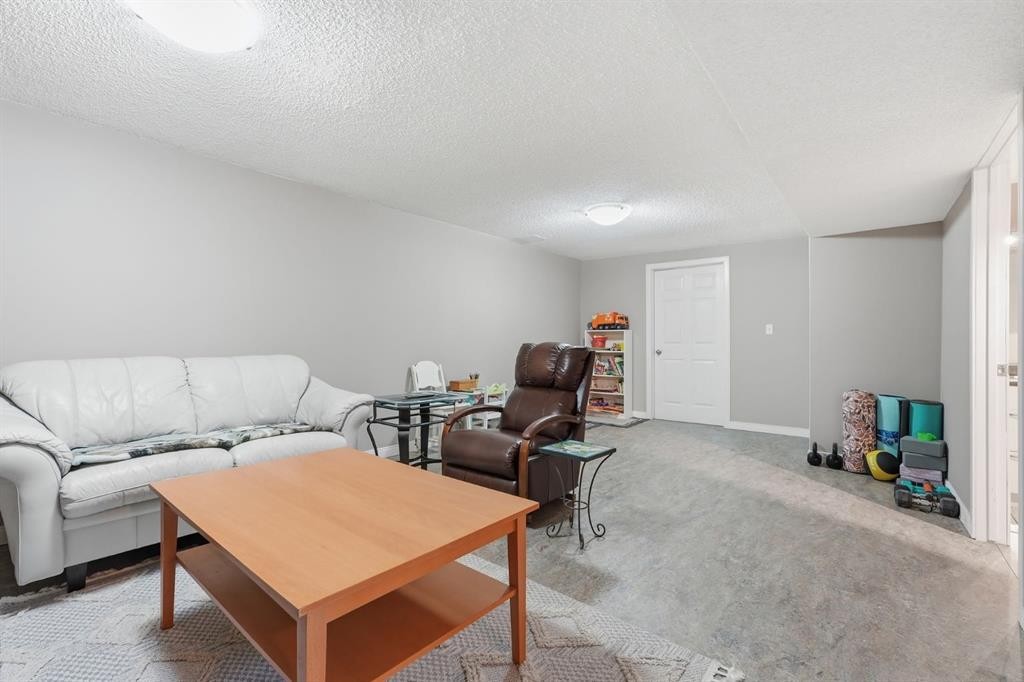 124 Cantrell Place Sw, Calgary, AB - Indoor Photo Showing Living Room
