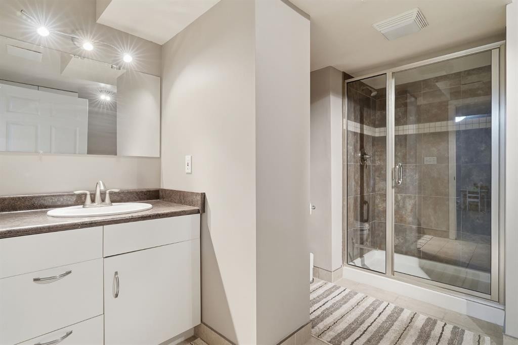124 Cantrell Place Sw, Calgary, AB - Indoor Photo Showing Bathroom
