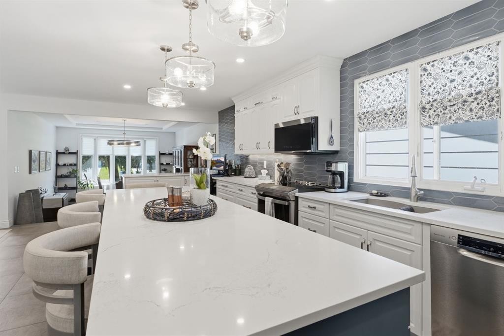 124 Cantrell Place Sw, Calgary, AB - Indoor Photo Showing Kitchen With Upgraded Kitchen