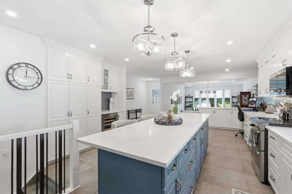 124 Cantrell Place Sw, Calgary, AB - Indoor Photo Showing Kitchen With Upgraded Kitchen
