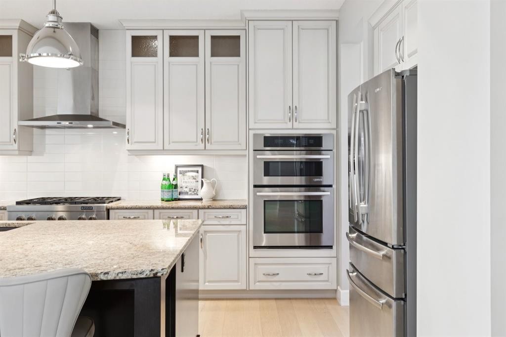 2927 7 Avenue Nw, Calgary, AB - Indoor Photo Showing Kitchen With Upgraded Kitchen