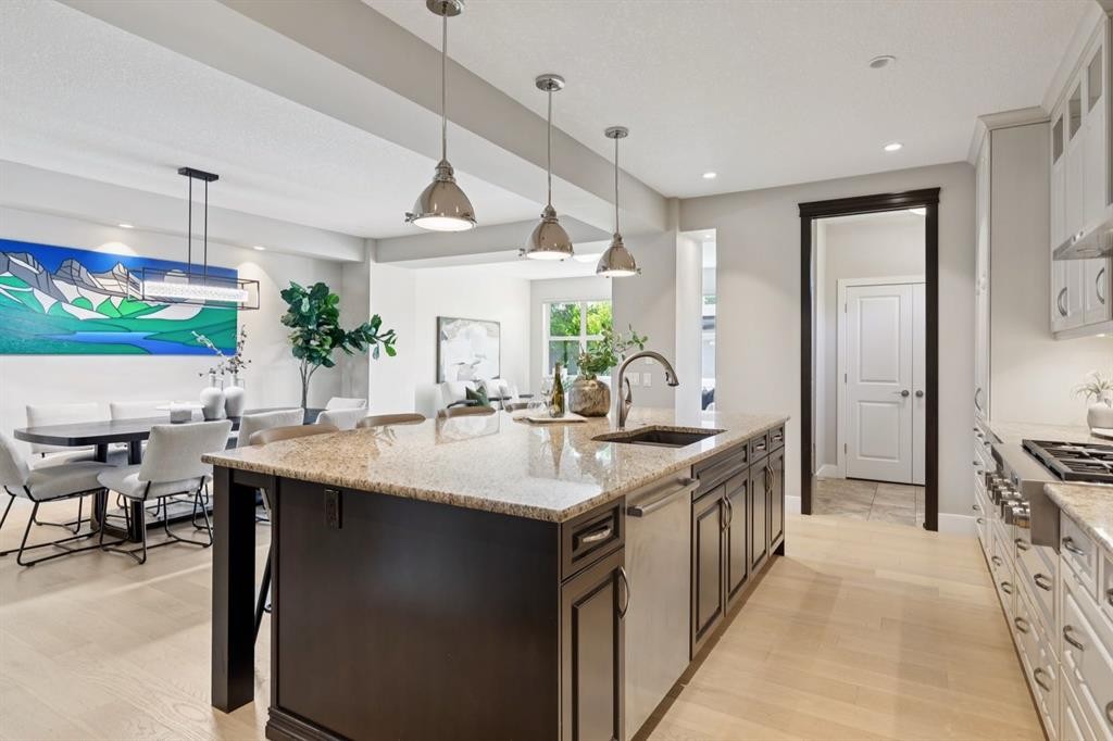 2927 7 Avenue Nw, Calgary, AB - Indoor Photo Showing Kitchen With Upgraded Kitchen