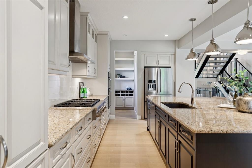 2927 7 Avenue Nw, Calgary, AB - Indoor Photo Showing Kitchen With Upgraded Kitchen