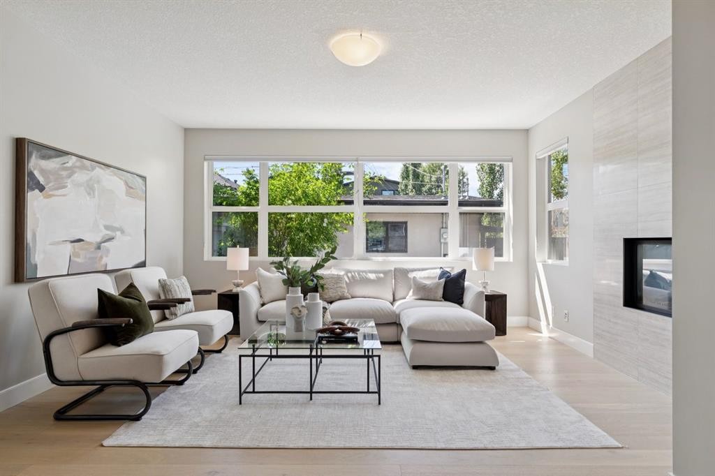 2927 7 Avenue Nw, Calgary, AB - Indoor Photo Showing Living Room