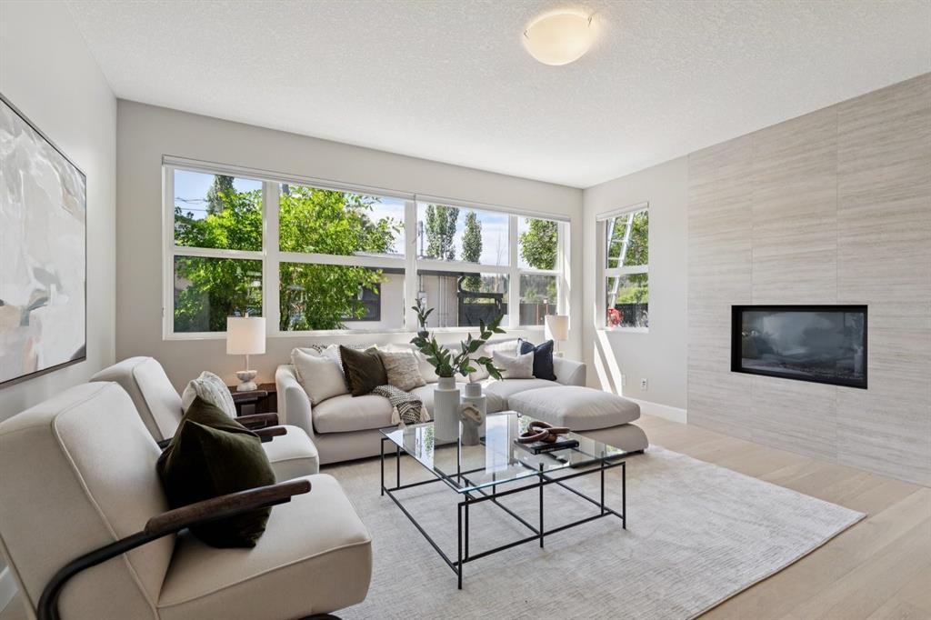 2927 7 Avenue Nw, Calgary, AB - Indoor Photo Showing Living Room With Fireplace