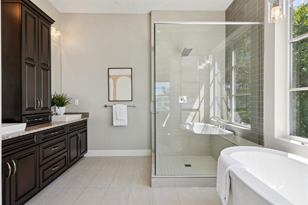 2927 7 Avenue Nw, Calgary, AB - Indoor Photo Showing Bathroom