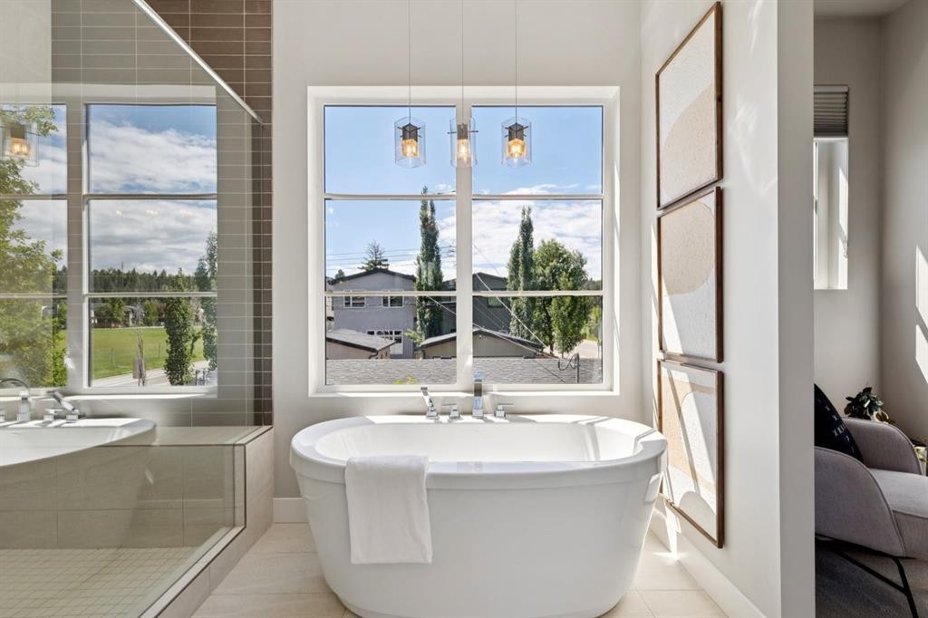 2927 7 Avenue Nw, Calgary, AB - Indoor Photo Showing Bathroom