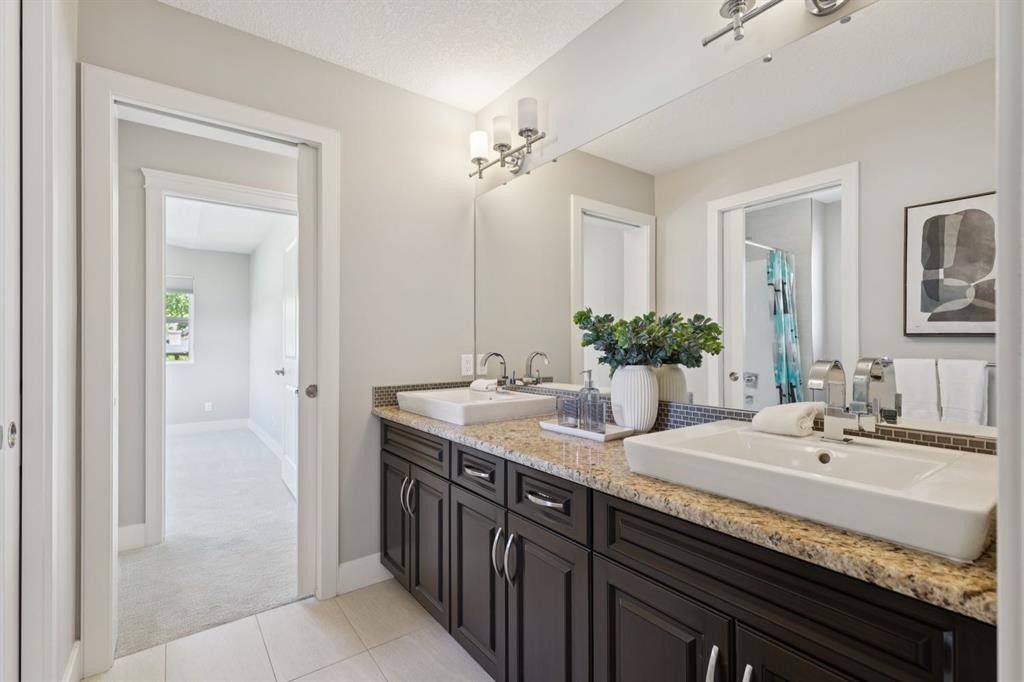 2927 7 Avenue Nw, Calgary, AB - Indoor Photo Showing Bathroom