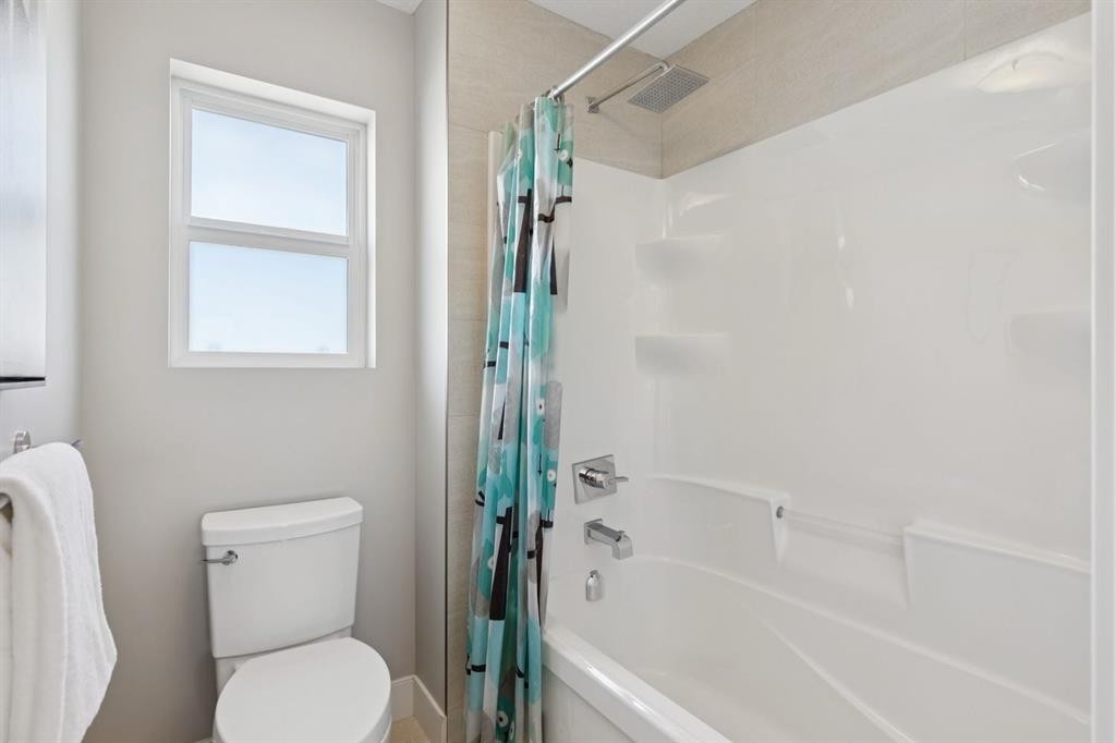 2927 7 Avenue Nw, Calgary, AB - Indoor Photo Showing Bathroom