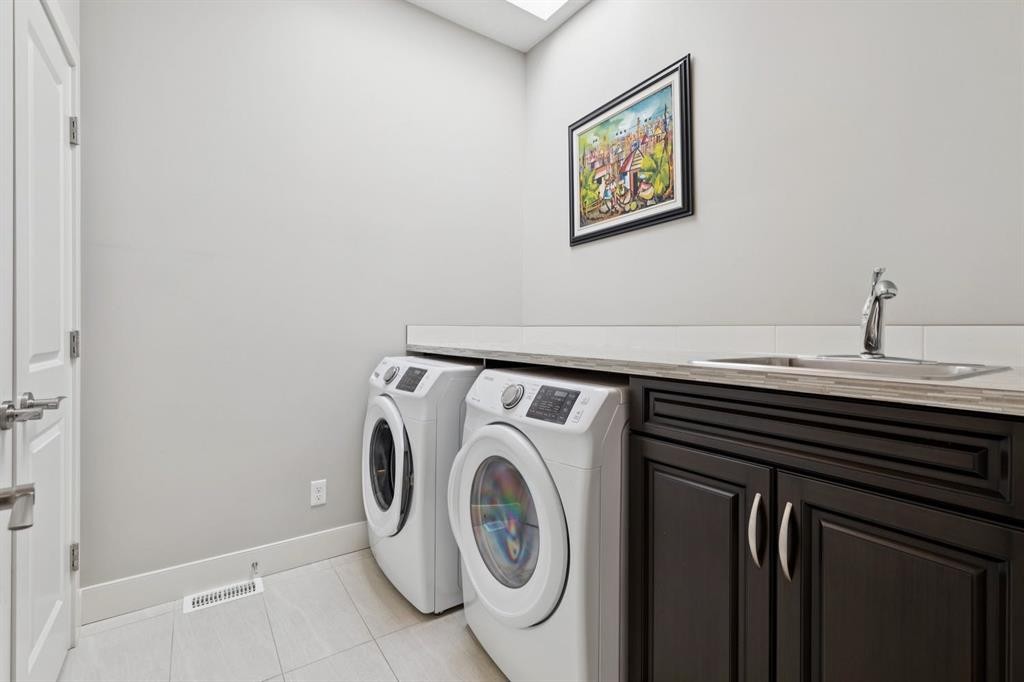 2927 7 Avenue Nw, Calgary, AB - Indoor Photo Showing Laundry Room