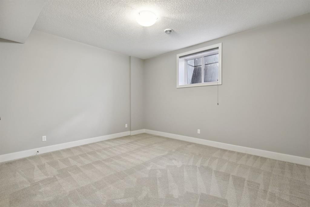 2927 7 Avenue Nw, Calgary, AB - Indoor Photo Showing Other Room