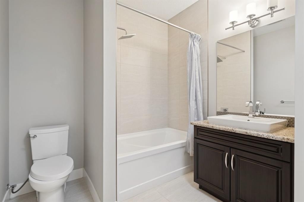 2927 7 Avenue Nw, Calgary, AB - Indoor Photo Showing Bathroom