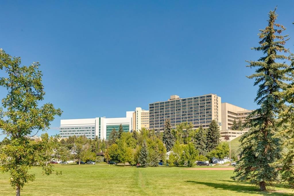 2927 7 Avenue Nw, Calgary, AB - Outdoor With View