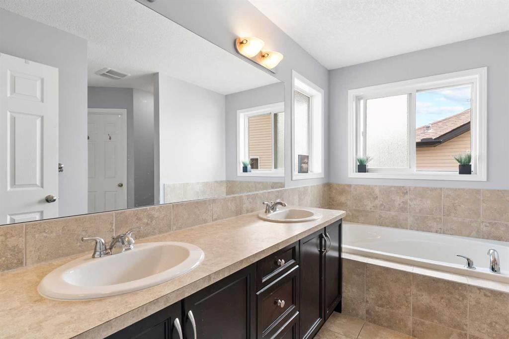 106 Morningside Circle Sw, Airdrie, AB - Indoor Photo Showing Bathroom