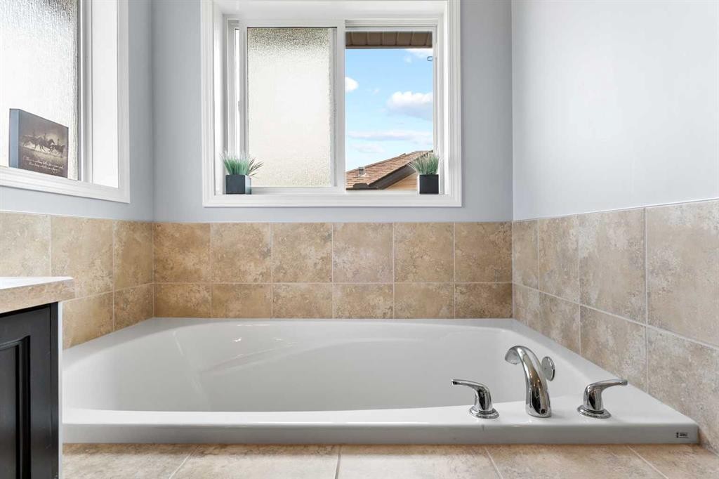 106 Morningside Circle Sw, Airdrie, AB - Indoor Photo Showing Bathroom