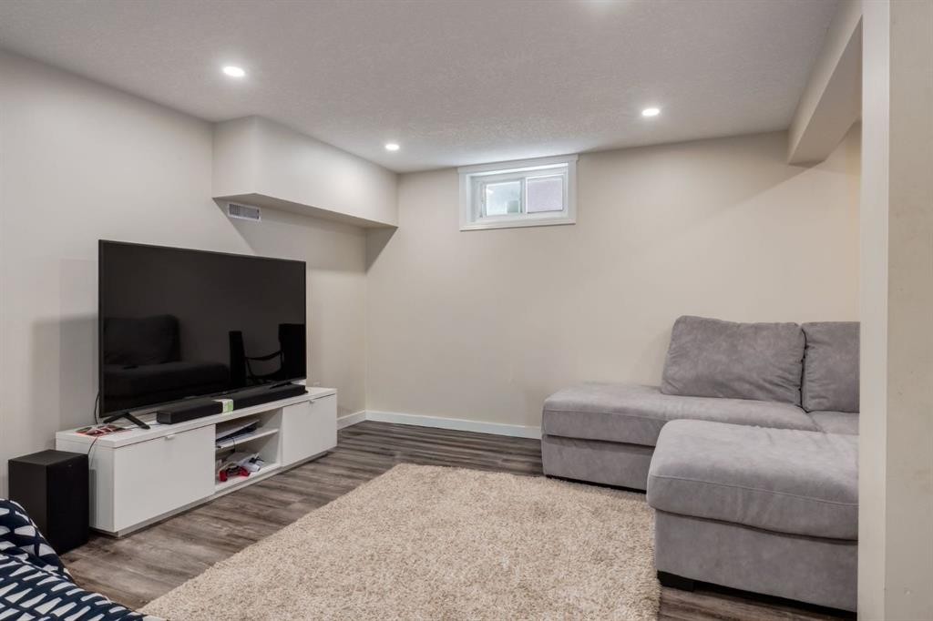 2024 43 Street Se, Calgary, AB