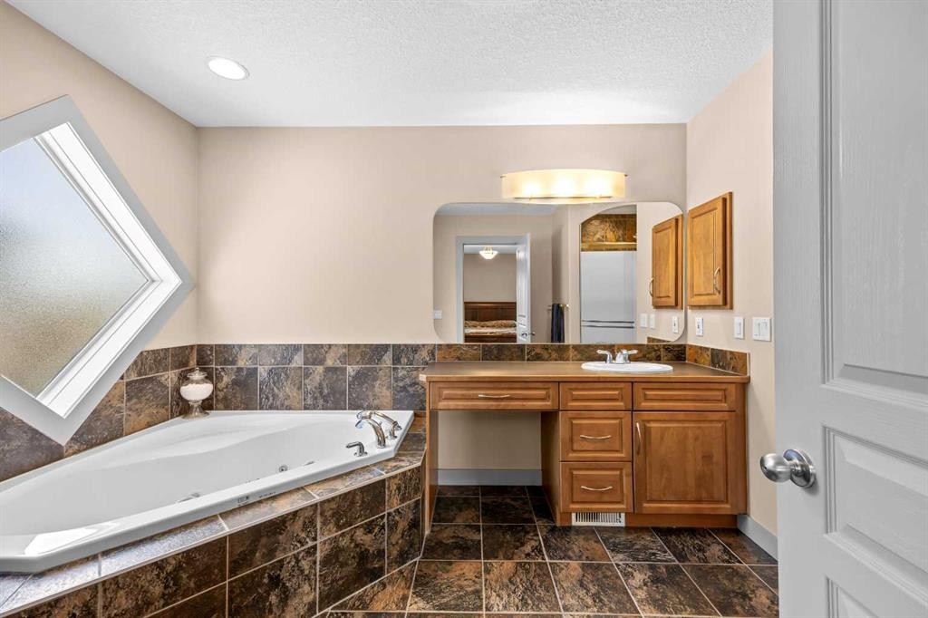 139 Tuscany Ridge Close Nw, Calgary, AB - Indoor Photo Showing Bathroom