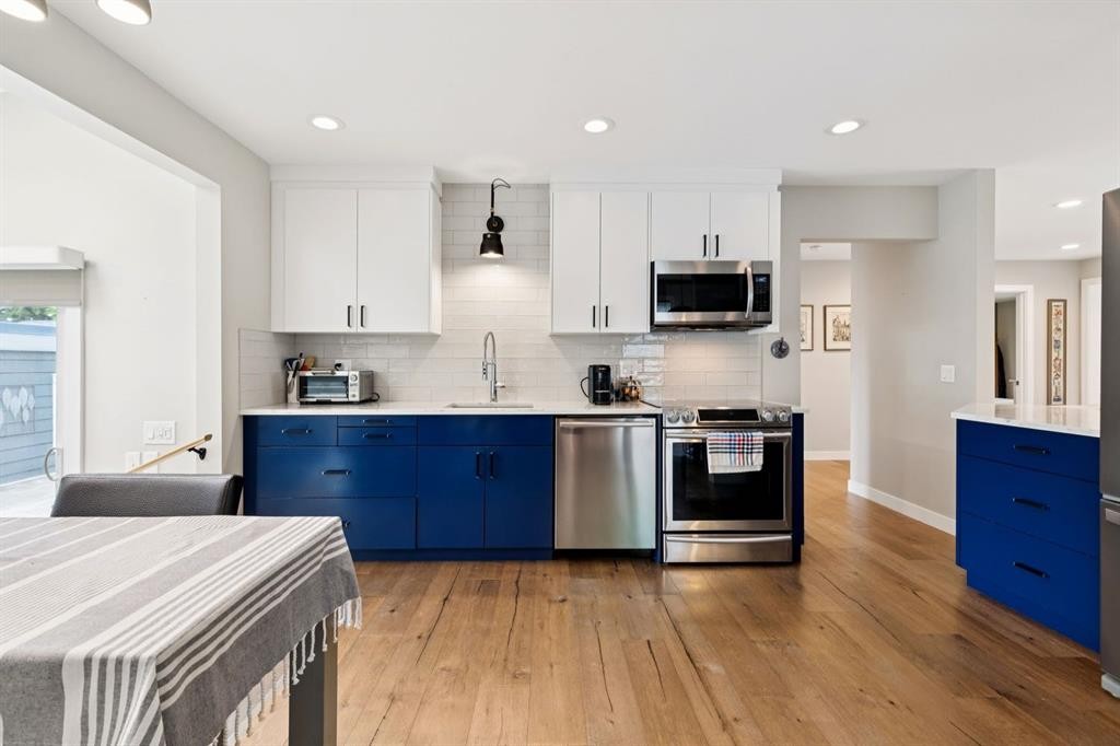 5689 Brenner Crescent Nw, Calgary, AB - Indoor Photo Showing Kitchen With Stainless Steel Kitchen