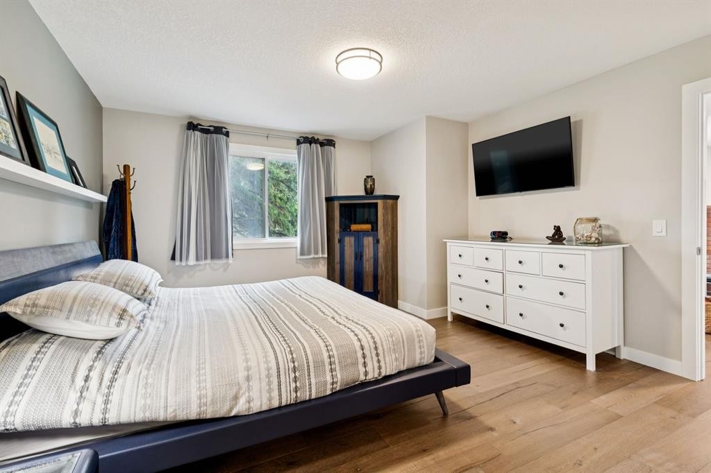 5689 Brenner Crescent Nw, Calgary, AB - Indoor Photo Showing Bedroom