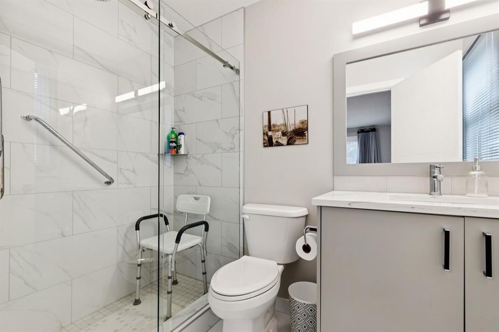 5689 Brenner Crescent Nw, Calgary, AB - Indoor Photo Showing Bathroom