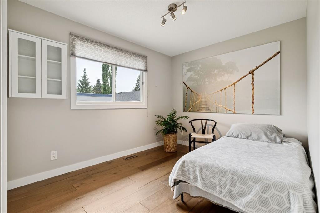 5689 Brenner Crescent Nw, Calgary, AB - Indoor Photo Showing Bedroom