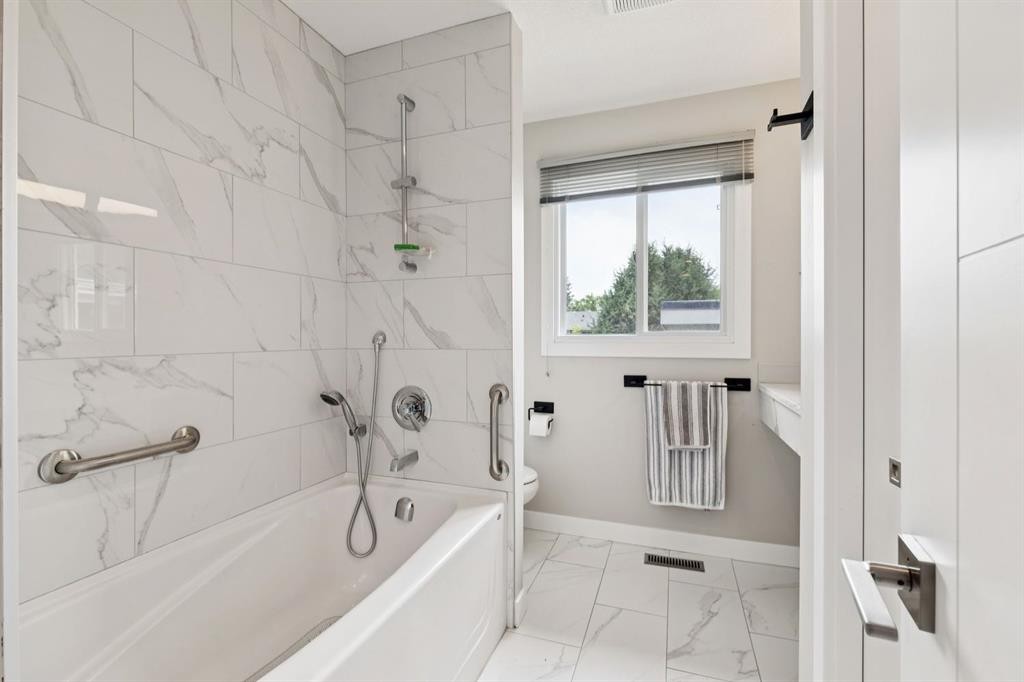 5689 Brenner Crescent Nw, Calgary, AB - Indoor Photo Showing Bathroom