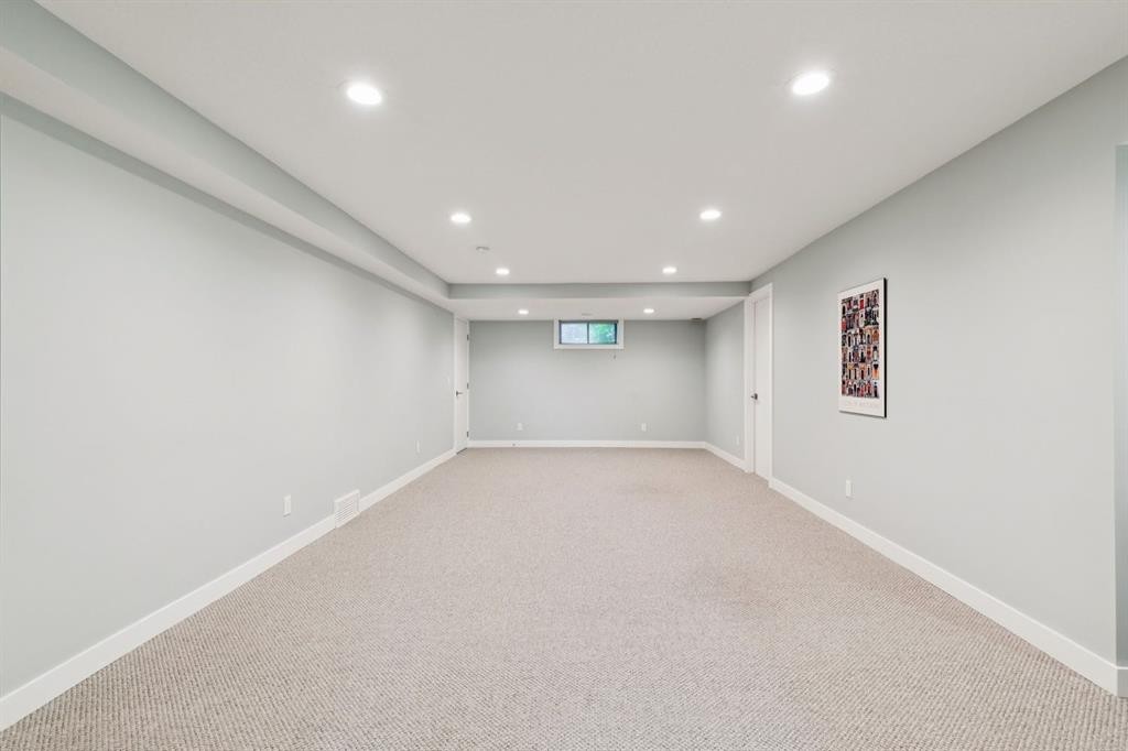 5689 Brenner Crescent Nw, Calgary, AB - Indoor Photo Showing Other Room