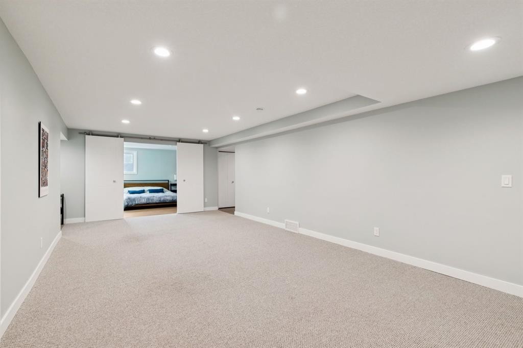 5689 Brenner Crescent Nw, Calgary, AB - Indoor Photo Showing Other Room