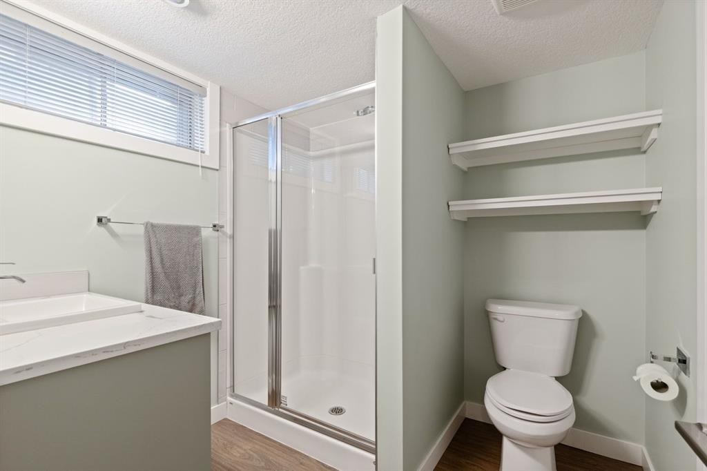 5689 Brenner Crescent Nw, Calgary, AB - Indoor Photo Showing Bathroom